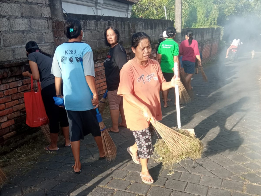 Kegiatan Gotong Royong Ibu-Ibu PKK Banjar Tegeh Dalung